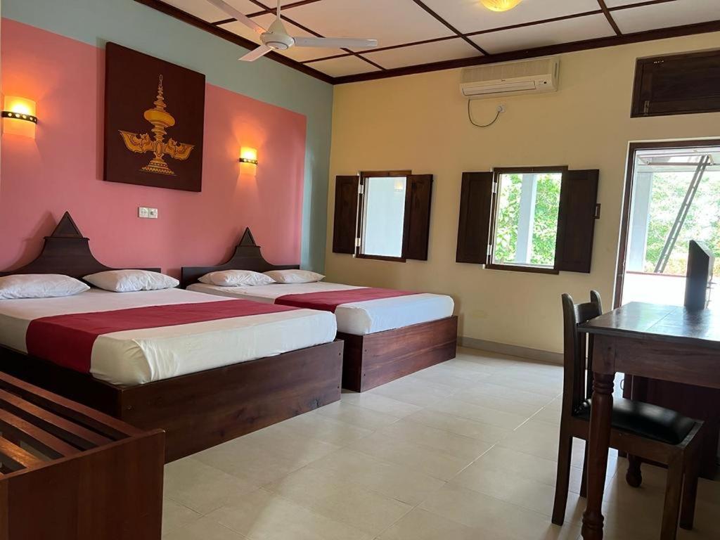The Triangle Hotel Anuradhapura Quarto foto