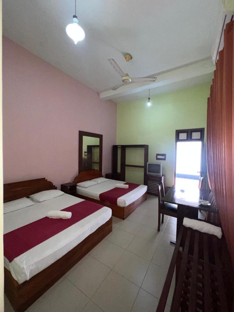 The Triangle Hotel Anuradhapura Quarto foto